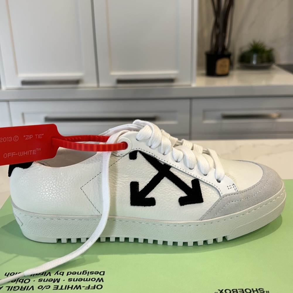 Off-White Carryover Sneaker White Black